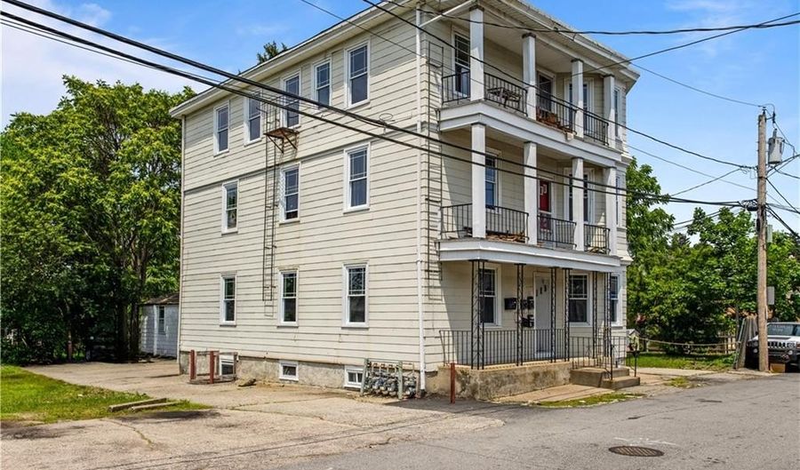 11 Roosevelt St 3R, North Providence, RI 02904 - 2 Beds, 1 Bath