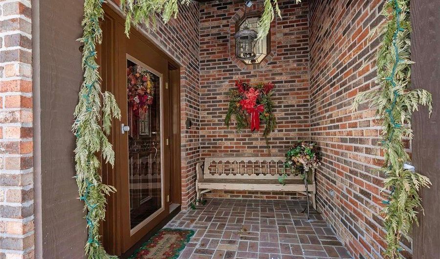 8250 Havelock Ct, Apple Valley, MN 55124 - 4 Beds, 4 Bath