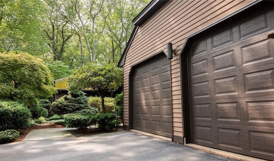 65 Huguenot Dr, East Greenwich, RI 02818 - 3 Beds, 4 Bath