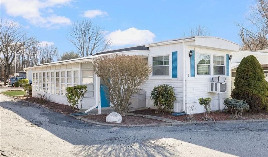 27 Woodward Rd, Lincoln, RI 02865 - 2 Beds, 1 Bath