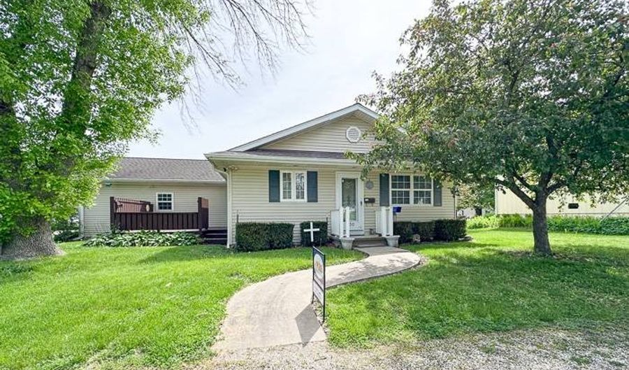 230 Clarksville Rd, Pittsfield, IL 62363 - 3 Beds, 2 Bath