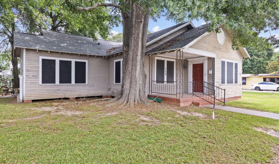 709 E Lafayette St, Abbeville, LA 70510 - 2 Beds, 2 Bath