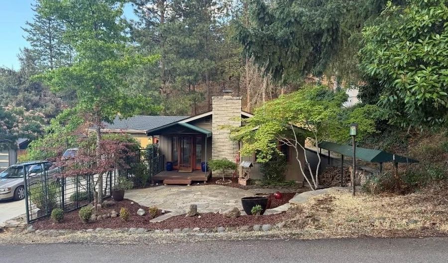 802 Beach St, Ashland, OR 97520 - 4 Beds, 2 Bath