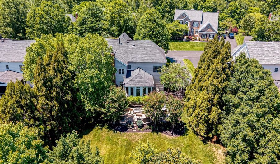 24165 SPRING MEADOW Cir, Aldie, VA 20105 - 4 Beds, 5 Bath