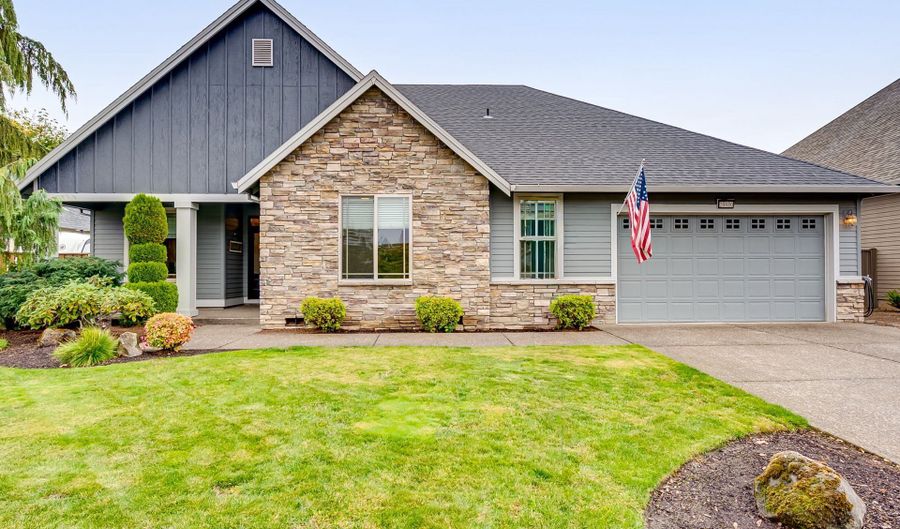 20800 YOSEMITE St, Aurora, OR 97002 - 3 Beds, 2 Bath