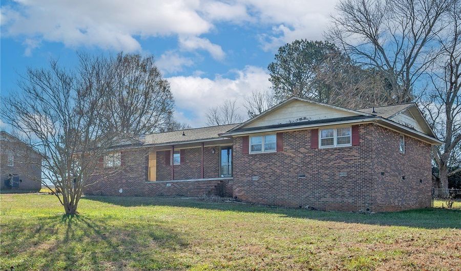 221 Greenland Rd, Anderson, SC 29626 - 3 Beds, 2 Bath