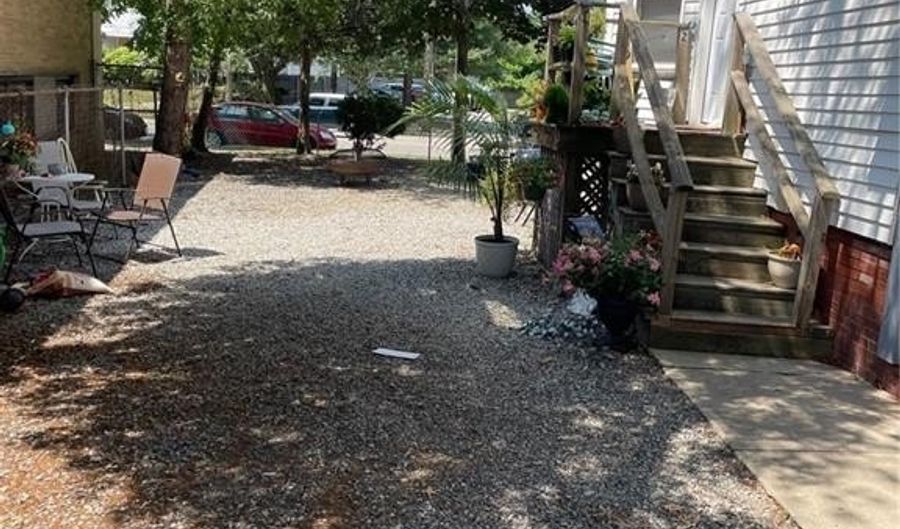 1732 BROAD St, Cranston, RI 02905 - 6 Beds, 4 Bath