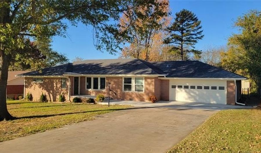 1811 S Broadway Blvd, Ada, OK 74820 - 3 Beds, 2 Bath