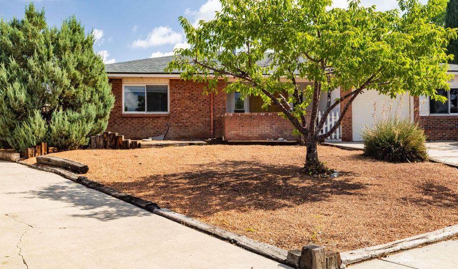 10817 LOWE St NE, Albuquerque, NM 87111 - 3 Beds, 3 Bath