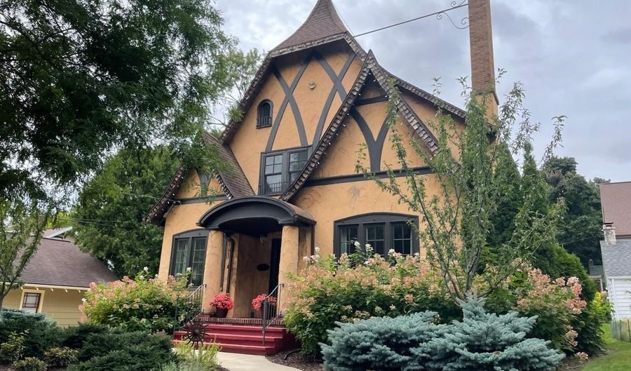 815 S PIERCE Ave, Appleton, WI 54914 - 4 Beds, 2 Bath