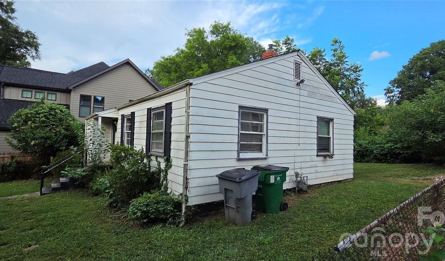 2216 Yadkin Ave, Charlotte, NC 28205 - 2 Beds, 1 Bath