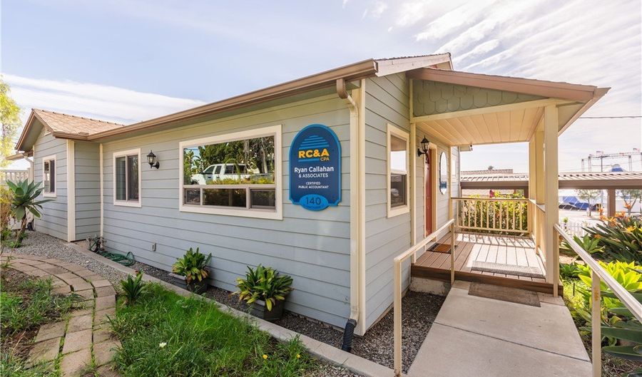 140 W Hawthorne St, Fallbrook, CA 92028 - 2 Beds, 1 Bath