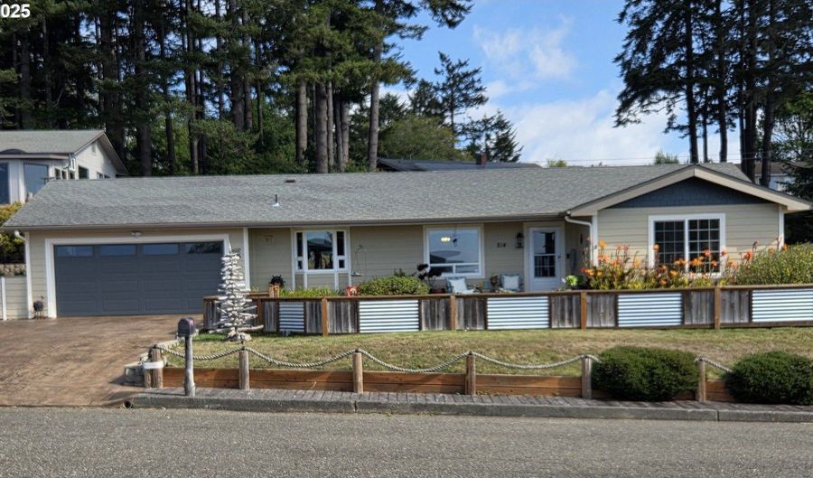 814 PARADISE Ln, Brookings, OR 97415 - 2 Beds, 2 Bath