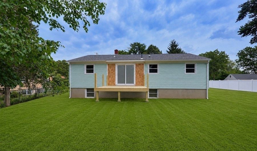 27 Bear Hill Rd, Cumberland, RI 02864 - 2 Beds, 2 Bath