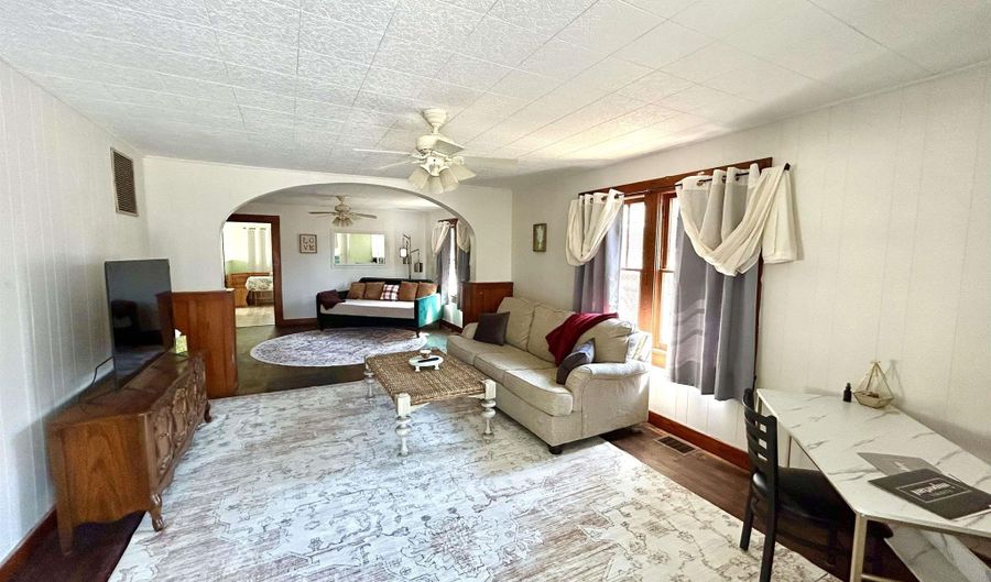 218 N 5th St, Albion, IL 62806 - 2 Beds, 1 Bath