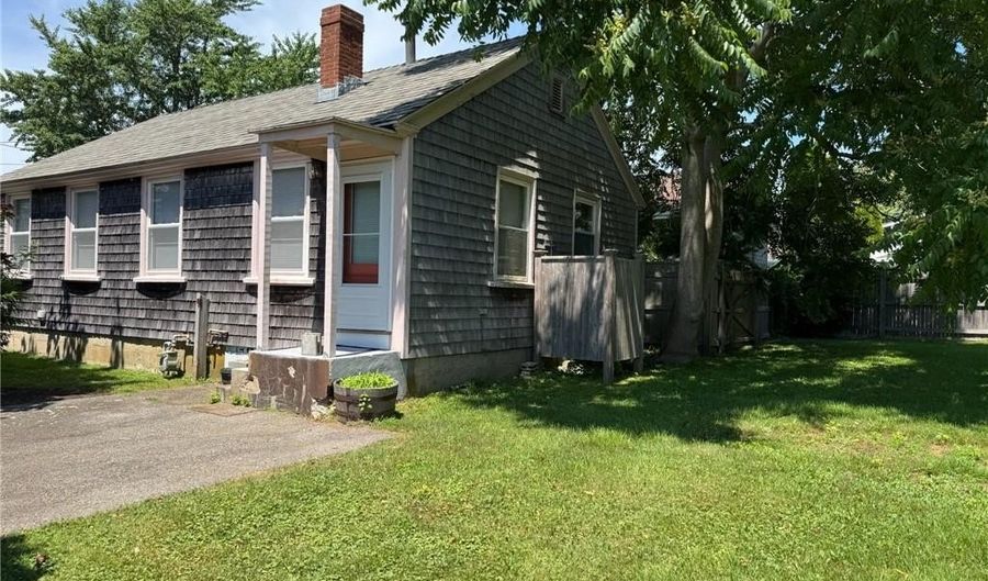 44 Crest St, Middletown, RI 02842 - 2 Beds, 1 Bath