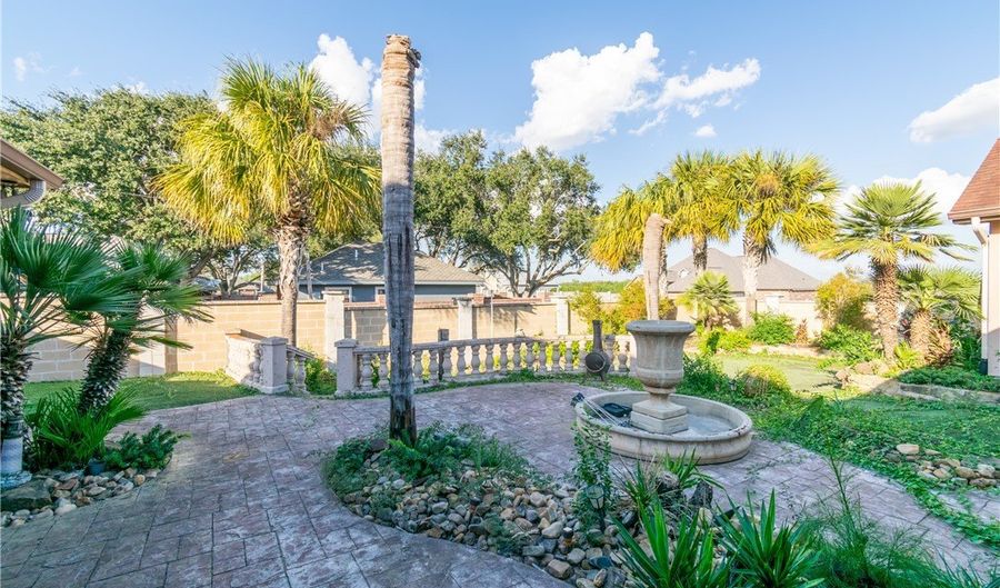 1921 Caroline Ave, Alice, TX 78332 - 6 Beds, 6 Bath