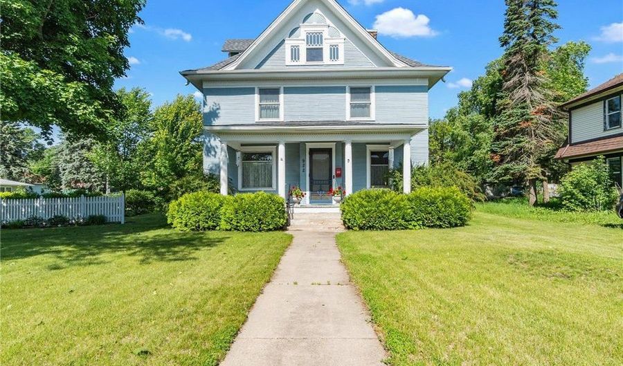 922 Fillmore St, Alexandria, MN 56308 - 7 Beds, 4 Bath