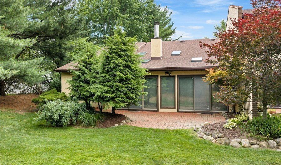 1935 Brookwood Dr, Akron, OH 44313 - 2 Beds, 2 Bath