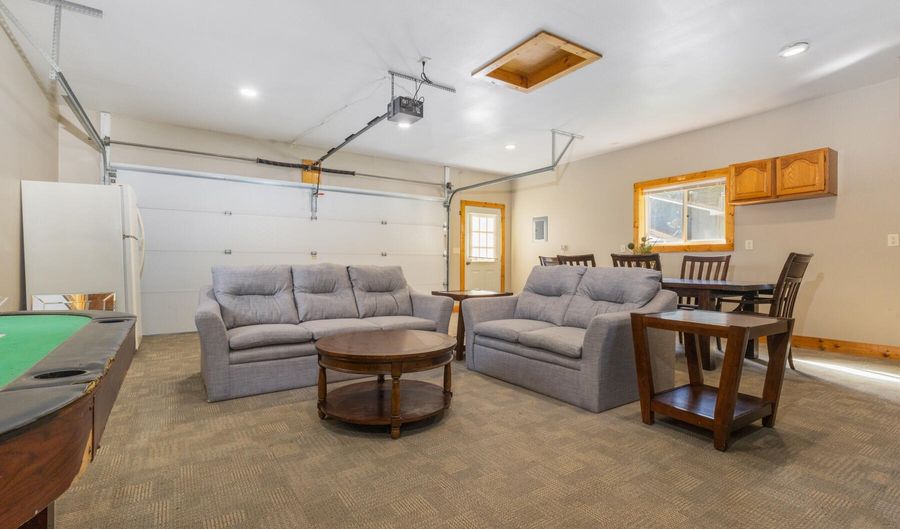 1011 NE 11th Ave, Aberdeen, SD 57401 - 4 Beds, 3 Bath