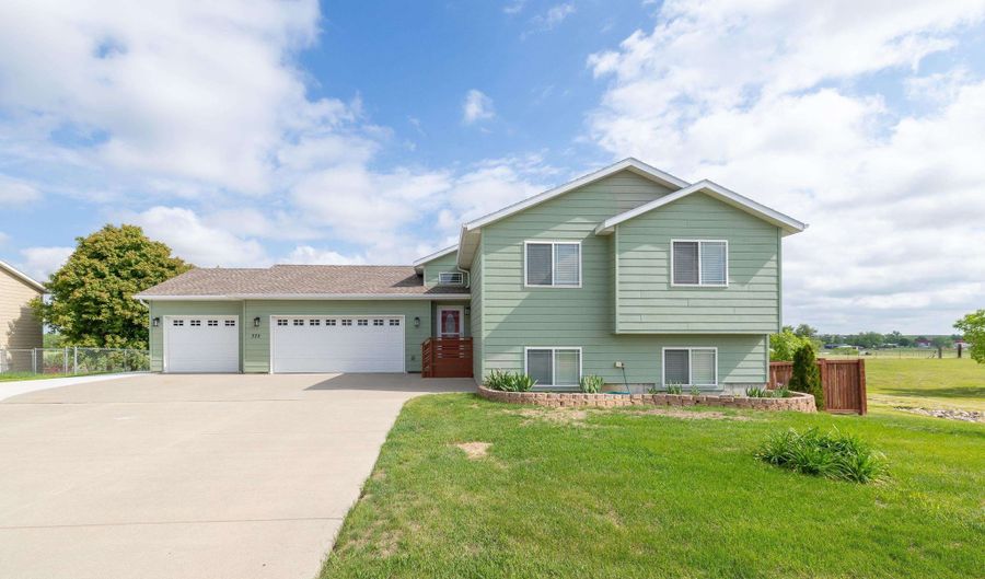 328 Ruhe Ln, Box Elder, SD 57719 - 4 Beds, 3 Bath
