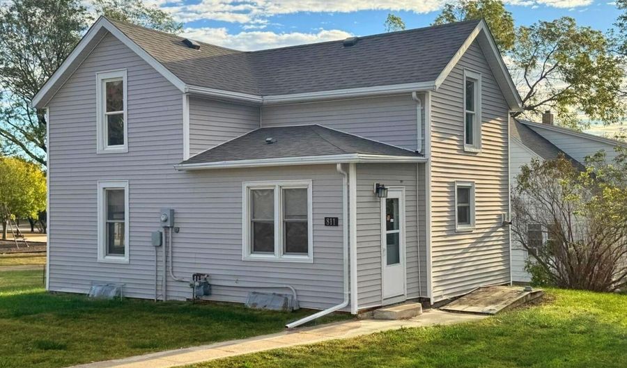 811 6th Ave, Alton, IA 51003 - 2 Beds, 1 Bath