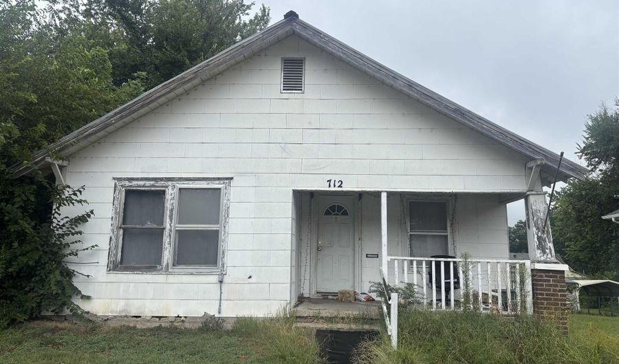 712 N 4th, Arkansas City, KS 67005 - 2 Beds, 1 Bath