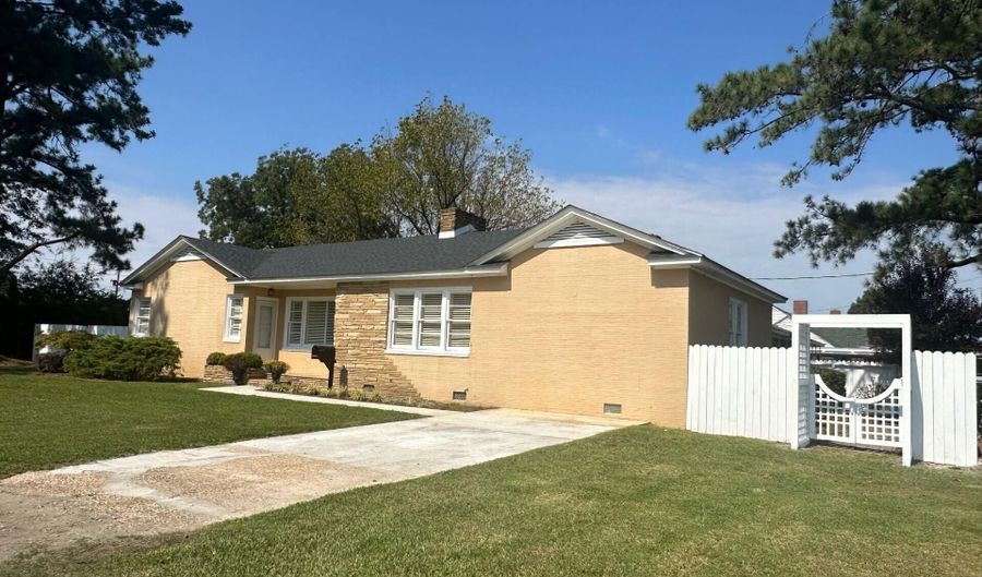 800 E Troy St, Ahoskie, NC 27910 - 3 Beds, 2 Bath