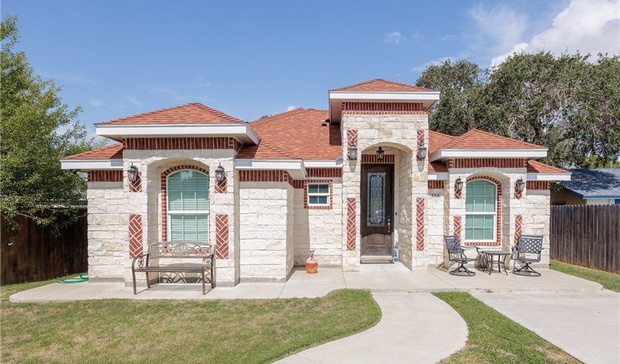 320 S 10th St, Aransas Pass, TX 78336 - 3 Beds, 2 Bath