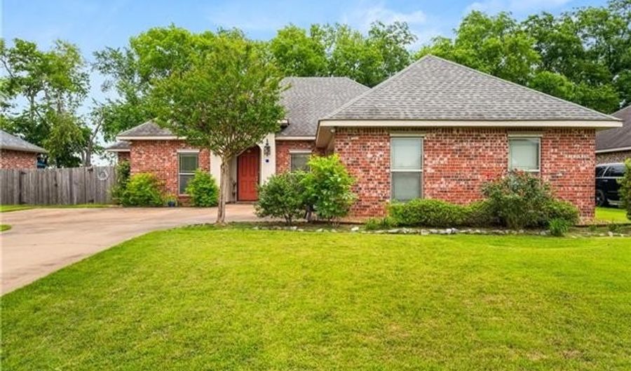 140 GRAND LAKES Blvd, Alexandria, LA 71301 - 3 Beds, 2 Bath