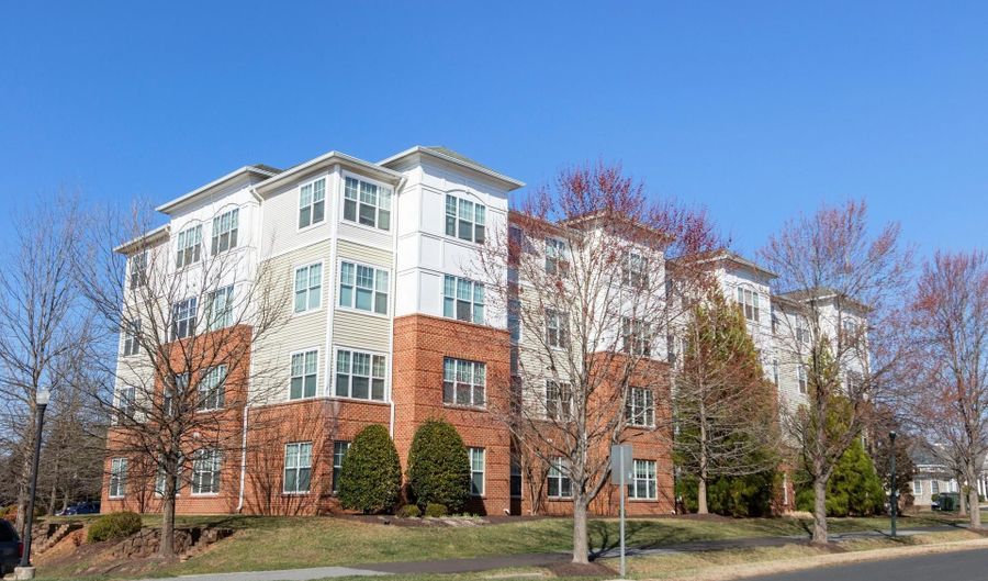 14241 KINGS CROSSING Blvd 211, Boyds, MD 20841 - 2 Beds, 2 Bath