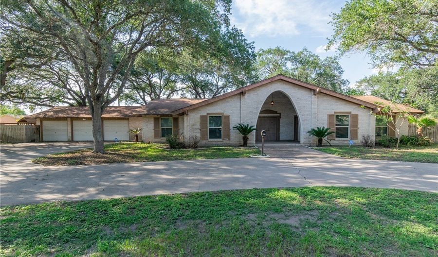1307 Lincoln St, Alice, TX 78332 - 4 Beds, 3 Bath