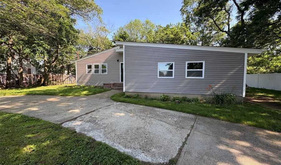 9 Holt St, Amityville, NY 11701 - 4 Beds, 2 Bath