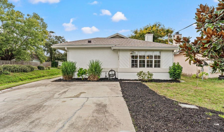 1093 HIBISCUS St, Atlantic Beach, FL 32233 - 3 Beds, 2 Bath
