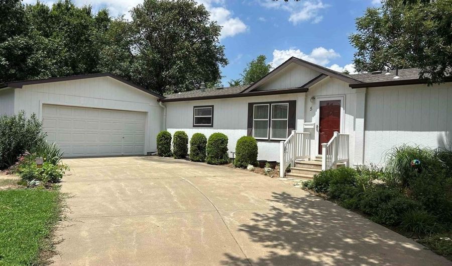 1001 N VanBuren # 5 Ave, Abilene, KS 67410 - 3 Beds, 2 Bath