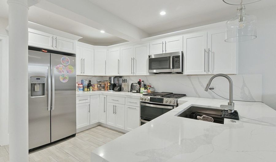 467 E 8th 1A, Boston, MA 02127 - 2 Beds, 2 Bath