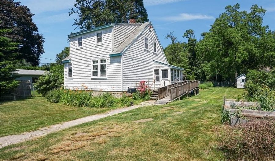 32 Hoffman Ave, Cranston, RI 02920 - 4 Beds, 1 Bath