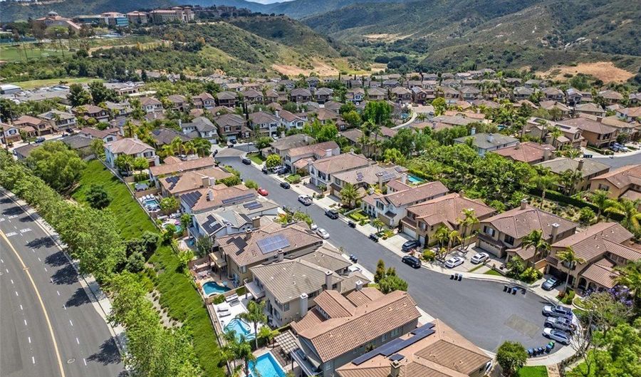 4 Sunswept Mesa, Aliso Viejo, CA 92656 - 5 Beds, 3 Bath