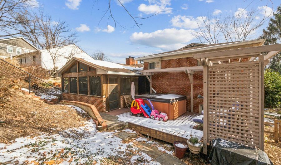 2924 S GRANT St, Arlington, VA 22202 - 4 Beds, 2 Bath