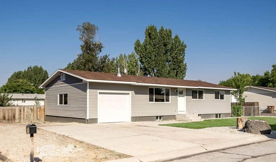 4863 Easy St, Chubbuck, ID 83202 - 5 Beds, 2 Bath