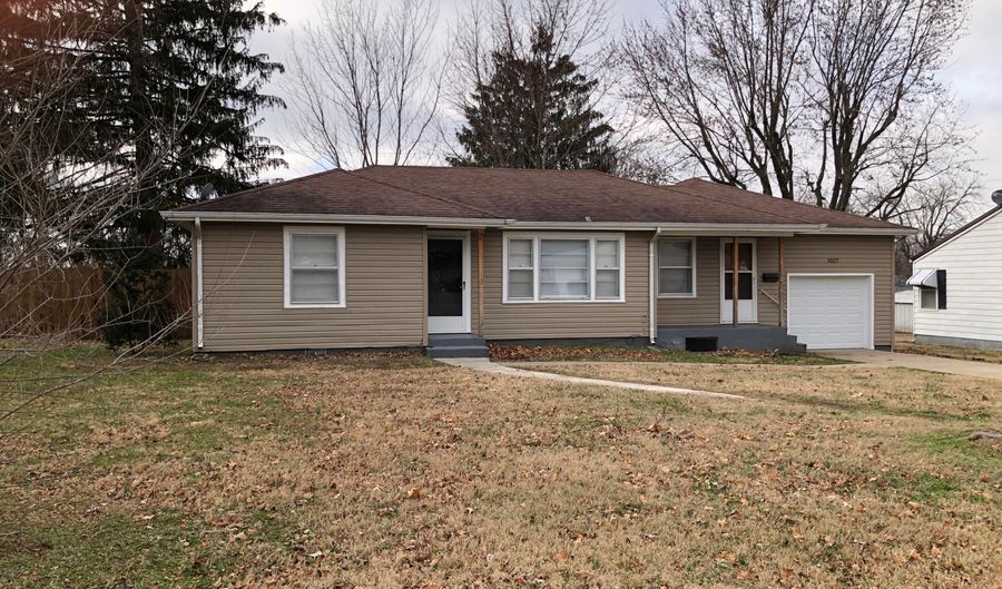 1027 S Jefferson Ave, Aurora, MO 65605 - 3 Beds, 1 Bath