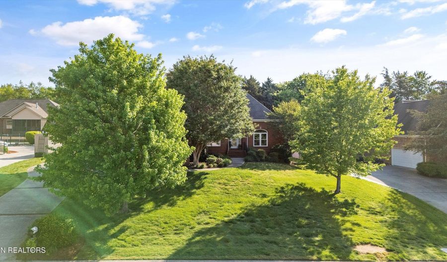 1614 Pinnacle Point Dr, Alcoa, TN 37701 - 3 Beds, 4 Bath
