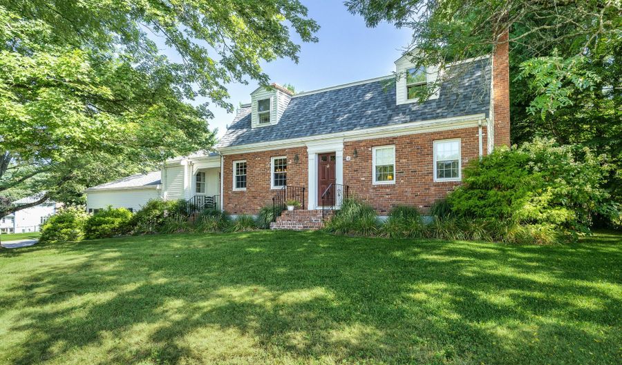 16 Iron Gate Ln, Cromwell, CT 06416 - 3 Beds, 3 Bath