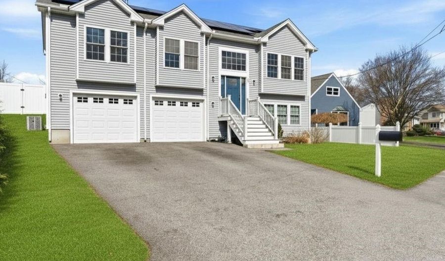 29 Calumet Ave, Johnston, RI 02919 - 3 Beds, 3 Bath