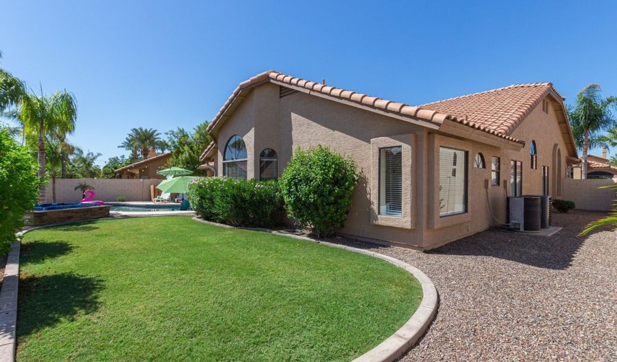 1585 W HONEYSUCKLE Ln, Chandler, AZ 85248 - 4 Beds, 2 Bath