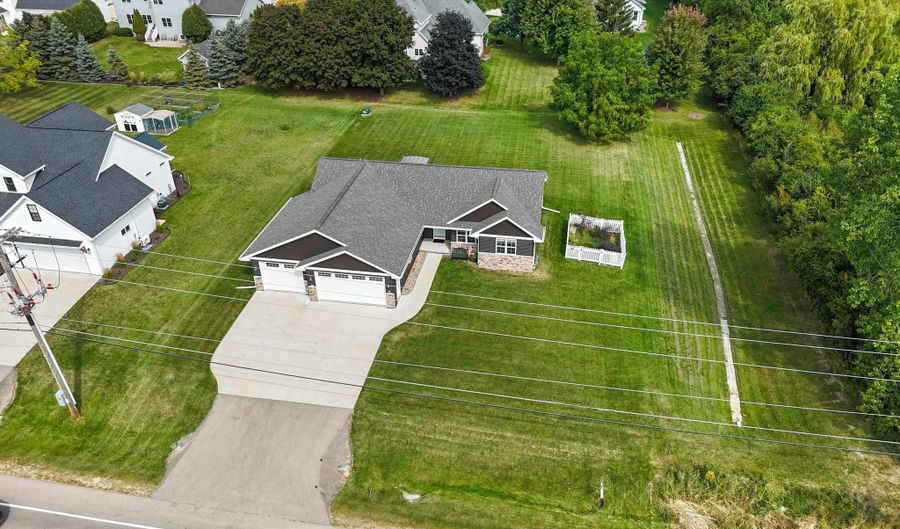 4410 W CAPITOL Dr, Appleton, WI 54913 - 3 Beds, 3 Bath