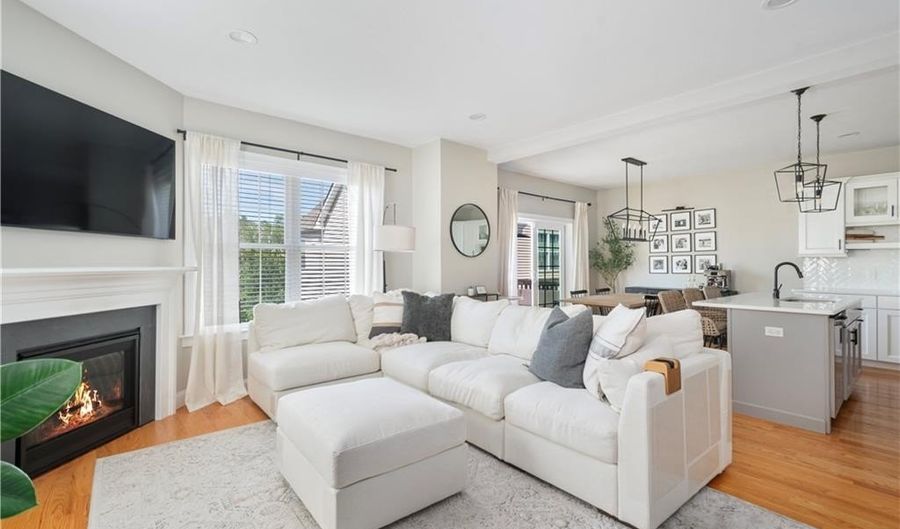 601 Hunting Hill Dr, Cumberland, RI 02864 - 2 Beds, 3 Bath