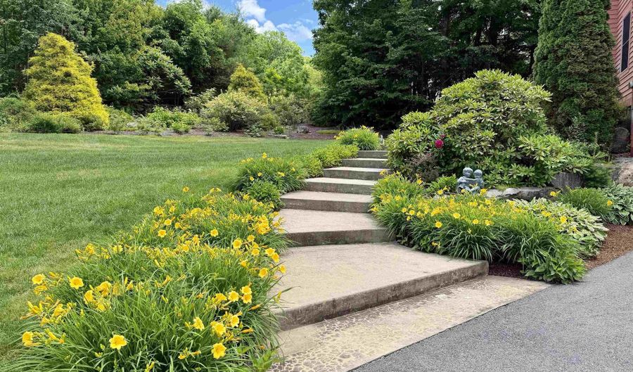 40 Lakewood Dr, Alton, NH 03810 - 3 Beds, 3 Bath