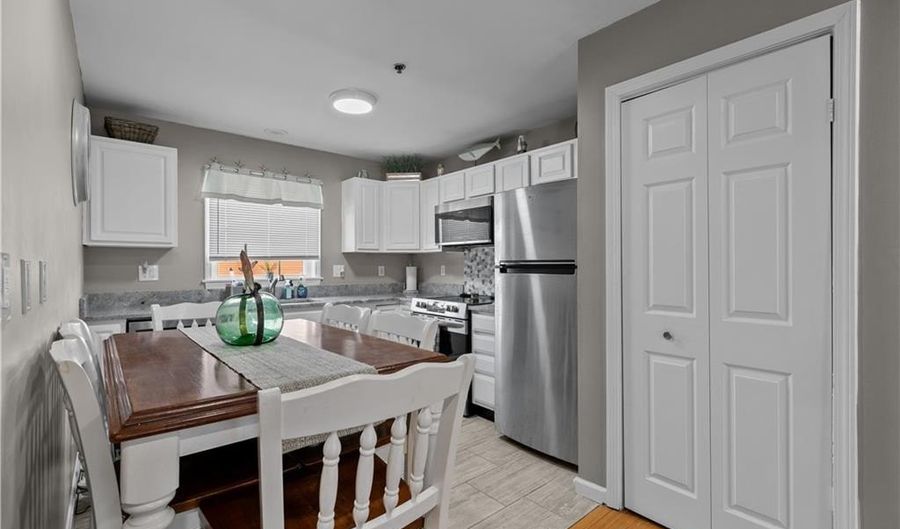 231 Maple Ave 203, Newport, RI 02840 - 3 Beds, 3 Bath
