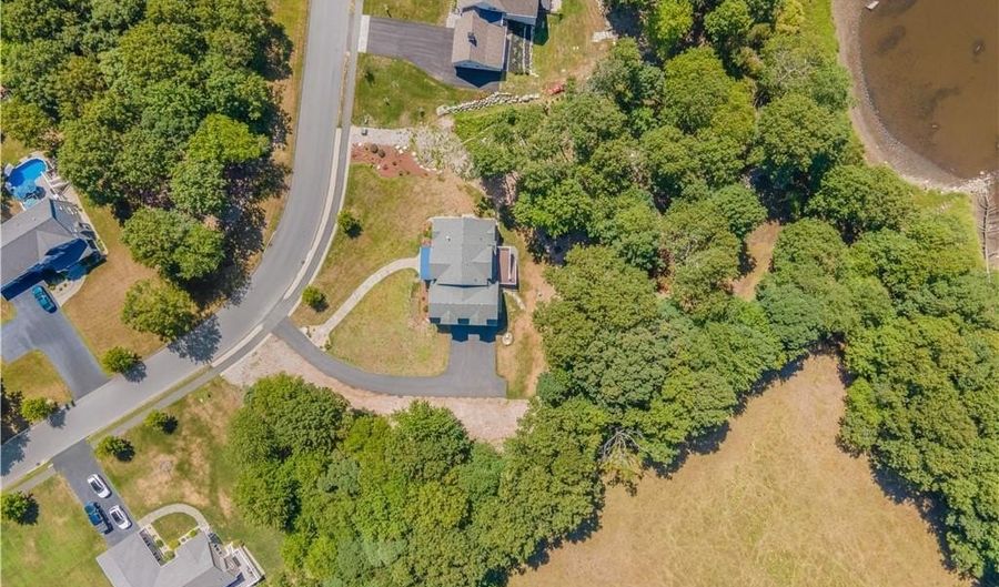 31 Ridge St, Berkley, MA 02779 - 3 Beds, 3 Bath